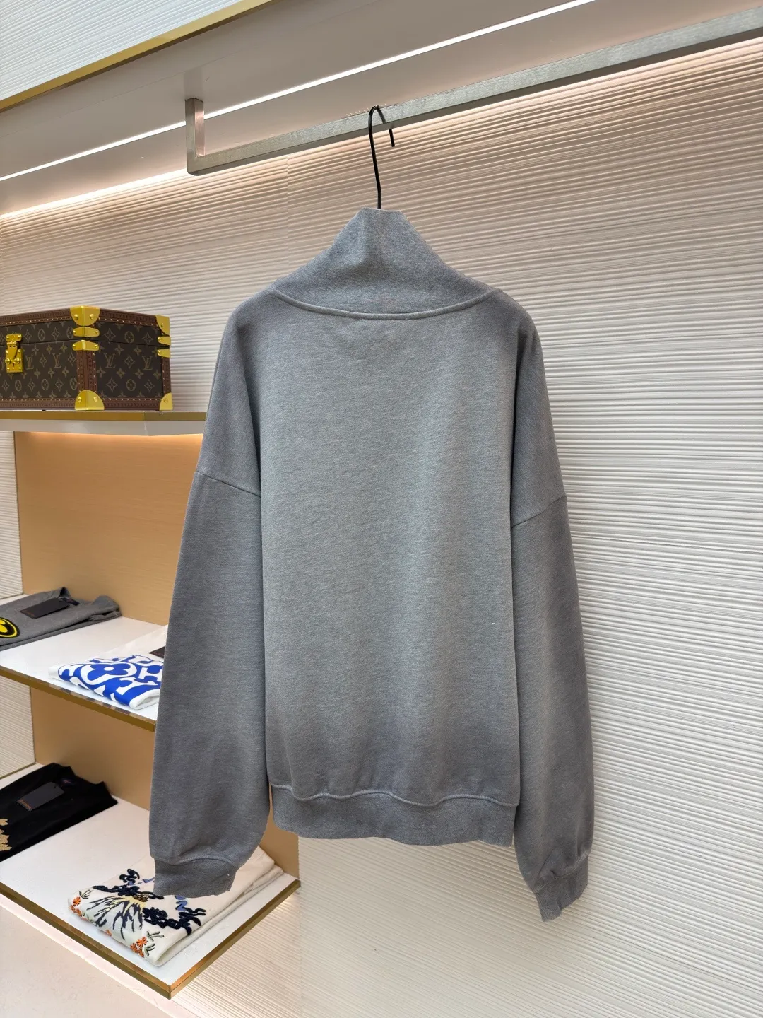 Acne Studios printed logo sweatshirt ●Original version: Purchased and developed for 4700 ●Item number: 1682167-A80 ●Fabric: Floral soft velvet nylon fabric ●Technology: Imported machine foam printing ●Color: Gray ●Version: Loose version ●Weight: about 610 grams ●Size: Shown in a subtle and restrained manner, it is embellished with the college-style seasonal logo pattern, and uses simple and tense lines to outline the personality logo. The hidden luxury beauty of sweatpants carved with Maliu craftsmanship. From rich to light, the color transition is natural and smooth, and the elegant style is like the precipitation of time. The suit attendance interprets the infinite possibilities of fashion from a unique perspective. Imported machine foam printing uses imported professional printing equipment to apply a special white slurry to the textile surface in a specific pattern through precise mechanical control. The foaming agent is thermally decomposed to produce gas, which expands the slurry to form a three-dimensional white foam pattern. Gradient special slurry spraying process sprays dyes of different colors on the surface of the fabric to achieve rich color changes in the clothes under different lights, increasing the visual layering. The fabrics have been carefully washed, have a better hand feel and texture, are not easy to deform, are not easy to shrink, are not easy to fade, and maintain long-term beauty. The overall wiring is straight and delicate, the fabric is comfortable and soft, and the color is consistent without color difference. It can be matched with the same style to create a fashionable look and control various occasions. Customized accessories, complete with three standards, same style for men and women!